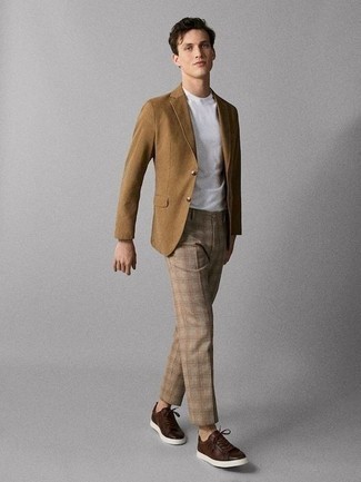 С чем носить коричневый пиджак мужчине: Коричневый пиджак и светло-коричневые брюки чинос в шотландскую клетку стильно впишутся в любой мужской образ — непринужденный повседневный образ или же утонченный вечерний. Такой образ легко приспособить к повседневным нуждам, если надеть в паре с ним темно-коричневые кожаные низкие кеды.