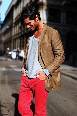 Какие футболки с длинным рукавом носить с темно-красными брюками чинос в теплую погоду: Футболка с длинным рукавом и темно-красные брюки чинос — прекрасный вариант, если ты хочешь составить лёгкий, но в то же время модный мужской образ.