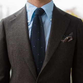 С чем носить черный вязаный галстук в 30 лет мужчине: Ансамбль из коричневого шерстяного пиджака и черного вязаного галстука выглядит очень эффектно и элегантно.