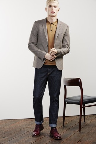 С чем носить темно-коричневый пиджак в клетку мужчине: Дуэт темно-коричневого пиджака в клетку и темно-синих джинсов позволит выглядеть по моде, но при этом выразить твой индивидуальный стиль. В сочетании с темно-красными кожаными туфлями дерби такой образ выглядит особенно выгодно.