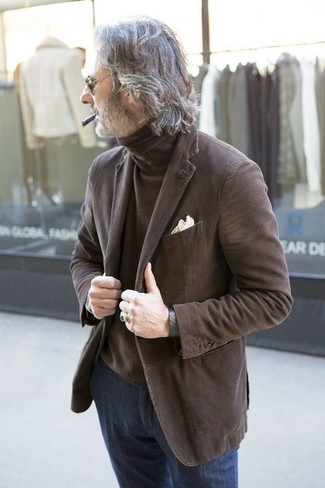 Какие водолазки носить с коричневым пиджаком мужчине в теплую погоду: Если ты из той категории парней, которые разбираются в моде, тебе подойдет дуэт коричневого пиджака и водолазки.