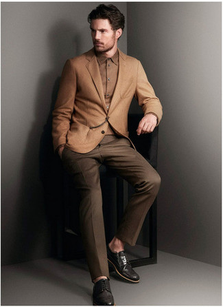 Какие туфли дерби носить с коричневым пиджаком: Коричневый пиджак в паре с темно-коричневыми классическими брюками — отличный пример делового городского стиля. Вкупе с этим образом гармонично будут выглядеть туфли дерби.