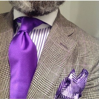 С чем носить фиолетовый шелковый галстук за 50 лет мужчине в теплую погоду в стиле смарт-кэжуал: Несмотря на то, что этот образ кажется достаточно выдержанным, лук из коричневого пиджака с узором "гусиные лапки" и фиолетового шелкового галстука приходится по вкусу стильным мужчинам, пленяя при этом сердца представительниц прекрасного пола.
