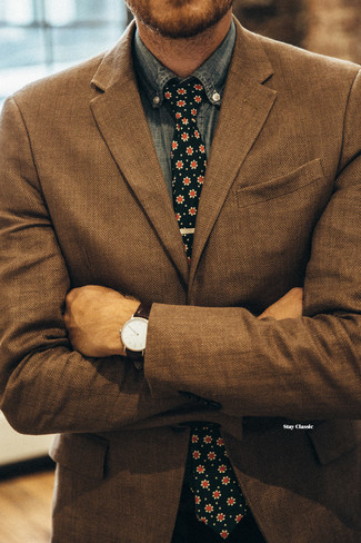 Модный лук: коричневый пиджак с узором "в ёлочку", синяя рубашка с длинным рукавом из шамбре, черный галстук с цветочным принтом
