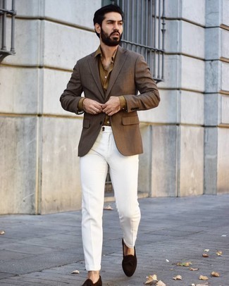 Как носить коричневый пиджак с белыми классическими брюками в 30 лет мужчине лето в деловом стиле: Коричневый пиджак в сочетании с белыми классическими брюками — хороший пример элегантного мужского стиля. В этот образ не составит труда интегрировать темно-коричневые замшевые лоферы с кисточками. В теплый летний день в таком ансамбле будет совсем не жарко.