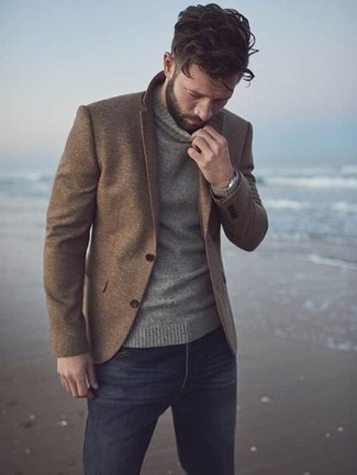 С чем носить темно-коричневый шерстяной пиджак мужчине осень: Сочетание темно-коричневого шерстяного пиджака и черных джинсов поможет создать элегантный и современный мужской образ. Если хочешь выглядеть по-осеннему эффектно и стильно, тебе несомненно следует взять этот образ на заметку.