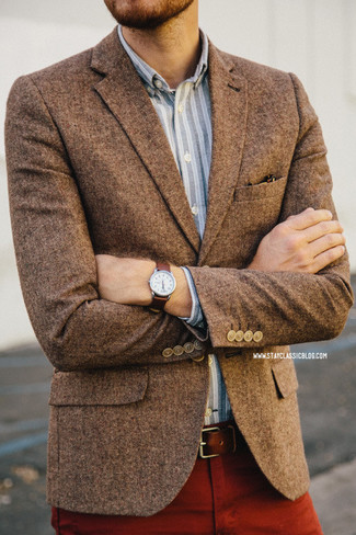 С чем носить темно-коричневый шерстяной пиджак мужчине в теплую погоду в стиле смарт-кэжуал: Сочетание темно-коричневого шерстяного пиджака и темно-красных брюк чинос — интересный вариант для работы в офисе.