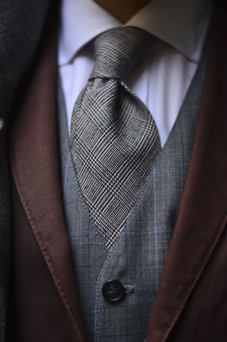 С чем носить темно-серый галстук в шотландскую клетку в 30 лет мужчине в деловом стиле: Комбо из коричневого пиджака и темно-серого галстука в шотландскую клетку позволит создать модный и элегантный образ.