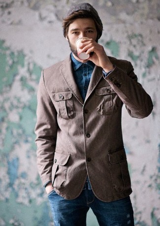 С чем носить темно-коричневый пиджак мужчине осень в стиле смарт-кэжуал: Если ты приписываешь себя к той немногочисленной категории парней, ориентирующихся в трендах, тебе придется по вкусу образ из темно-коричневого пиджака и темно-синих джинсов. Разве это не здоровская идея для весенне-осенней погоды?