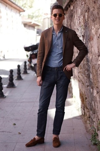 Как носить коричневый пиджак с темно-синими джинсами мужчине: Сочетание коричневого пиджака и темно-синих джинсов — образец непринужденного офисного стиля для мужчин. Любители экспериментировать могут завершить образ темно-коричневыми замшевыми лоферами с кисточками, тем самым добавив в него толику классики.