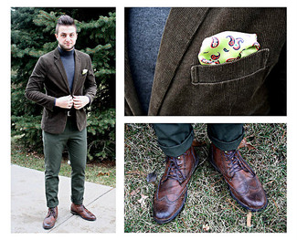 С чем носить табачный вельветовый пиджак в 30 лет мужчине: Табачный вельветовый пиджак и зеленые брюки чинос — замечательное решение для мероприятий с полуофициальным дресс-кодом. Что же до обуви, дополни образ коричневыми кожаными повседневными ботинками.