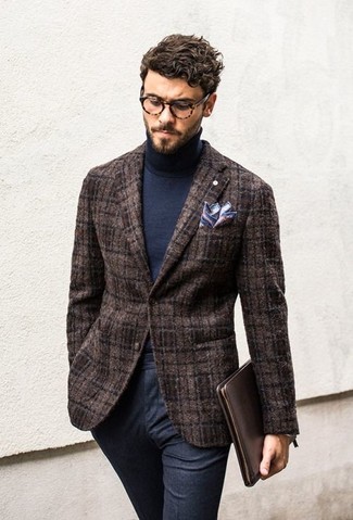 С чем носить бело-красно-синий нагрудный платок: Если ты ценишь комфорт и практичность, коричневый шерстяной пиджак и бело-красно-синий нагрудный платок — замечательный выбор для стильного мужского образа на каждый день.