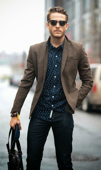 С чем носить темно-коричневый шерстяной пиджак мужчине в теплую погоду в стиле смарт-кэжуал: Тандем темно-коричневого шерстяного пиджака и черных джинсов выглядит очень гармонично, разве не так?