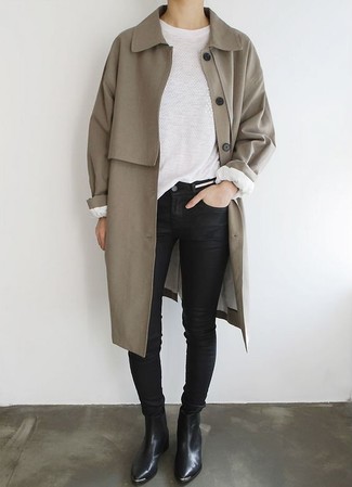 Модный лук: коричневый плащ, белый свитер с круглым вырезом, черные кожаные джинсы скинни, черные кожаные ботинки челси