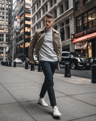 С чем носить серый свитшот в 30 лет мужчине в стиле смарт-кэжуал: Если ты любишь смотреться модно, и при этом чувствовать себя комфортно и нескованно, тебе стоит опробировать это сочетание серого свитшота и темно-синих брюк чинос. Что касается обуви, белые низкие кеды из плотной ткани — самый приемлимый вариант.