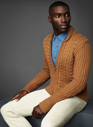 С чем носить бежевые джинсы в 30 лет мужчине: Коричневый свитер на молнии и бежевые джинсы — обязательные вещи в арсенале мужчин с хорошим вкусом в одежде.