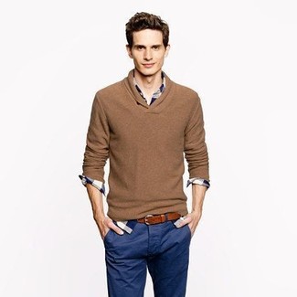 С чем носить коричневый свитер с v-образным вырезом мужчине в стиле кэжуал: Коричневый свитер с v-образным вырезом и темно-синие брюки чинос — must have вещи в арсенале стильного молодого человека.