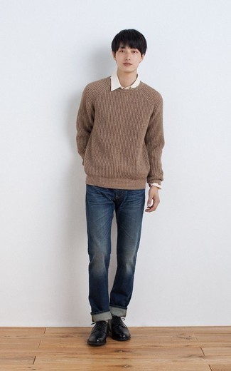 Модный лук: коричневый свитер с круглым вырезом, белая рубашка с длинным рукавом, темно-синие джинсы, черные кожаные туфли дерби