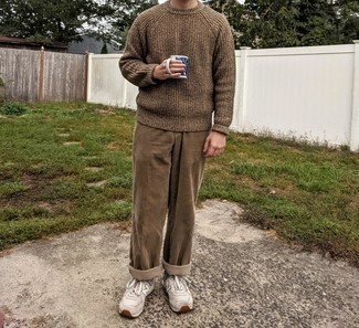 С чем носить коричневый свитер мужчине: Коричневый свитер и коричневые вельветовые брюки чинос — необходимые вещи в гардеробе любителей стиля кэжуал. В паре с этим ансамблем отлично выглядят бежевые кроссовки.