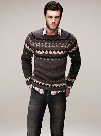 Модный лук: коричневый свитер с круглым вырезом с жаккардовым узором, коричневая рубашка с длинным рукавом в шотландскую клетку, темно-серые джинсы