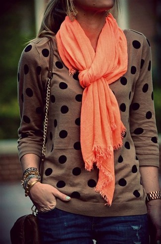 С чем носить золотой шарф женщине в теплую погоду: Коричневый свитер с круглым вырезом в горошек и золотой шарф — отличная формула для воплощения модного и практичного наряда.