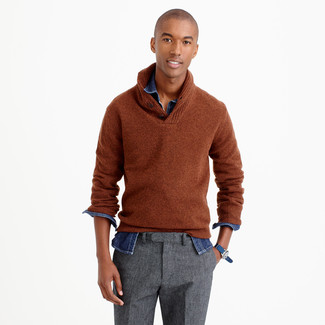 С чем носить серые шерстяные классические брюки мужчине: Коричневый свитер с отложным воротником в сочетании с серыми шерстяными классическими брюками поможет создать запоминающийся мужской образ.