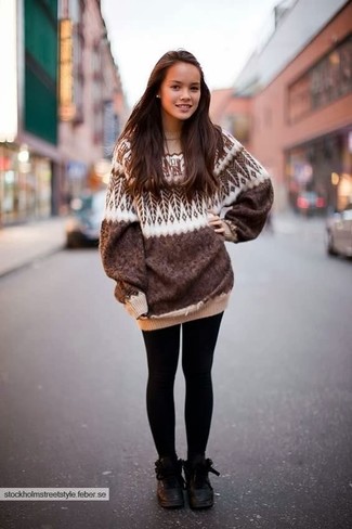 Модный лук: коричневый свободный свитер с жаккардовым узором, черные леггинсы, черные кожаные ботинки на шнуровке