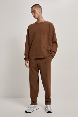 Модный мужской лук: коричневый спортивный костюм, серые кроссовки
