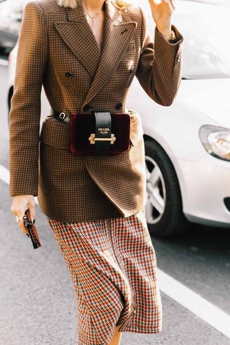 Модный лук: коричневый шерстяной двубортный пиджак с узором "гусиные лапки", разноцветное платье-миди с узором "гусиные лапки", темно-красная бархатная поясная сумка