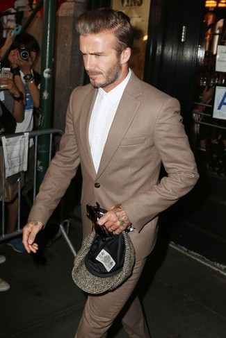 Как David Beckham носит Коричневый шерстяной костюм, Белая классическая рубашка, Коричневая кепка с узором "в ёлочку"
