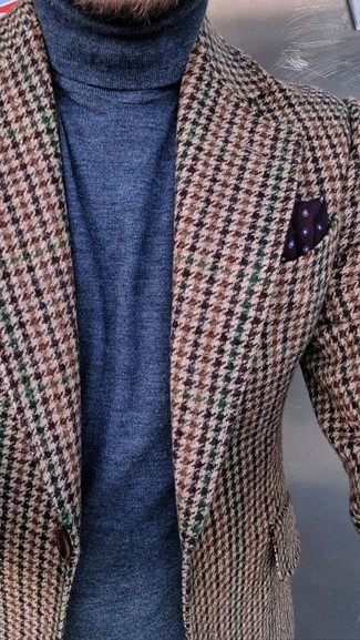 С чем носить темно-коричневый пиджак мужчине осень в стиле смарт-кэжуал: Дуэт темно-коричневого пиджака и темно-синей водолазки поможет составить элегантный и актуальный мужской образ. Когда ты одет эффектно и нескучно, справиться с осенней депрессией намного легче.