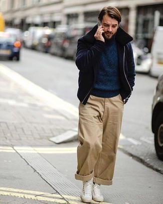 С чем носить синюю куртку в 30 лет мужчине зима: Синяя куртка и светло-коричневые брюки чинос прочно закрепились в гардеробе многих молодых людей, помогая создавать незабываемые и стильные образы. Любишь рисковать? Тогда закончи образ белыми высокими кедами из плотной ткани. В зимнее время хочется одеваться не только тепло, но и привлекательно. Такое сочетание несомненно тебе в этом поможет.
