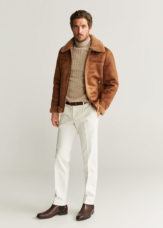 С чем носить коричневую куртку в 30 лет мужчине в холод: Коричневая куртка и белые брюки чинос стильно впишутся в мужской образ в расслабленном стиле. Если ты не боишься смешивать в своих луках разные стили, из обуви можешь надеть темно-коричневые кожаные ботинки челси.