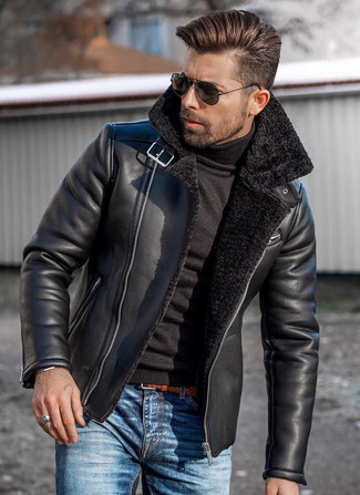 С чем носить черную короткую дубленку мужчине в прохладную погоду: Черная короткая дубленка и синие джинсы — необходимые вещи в арсенале джентльменов с хорошим чувством стиля.