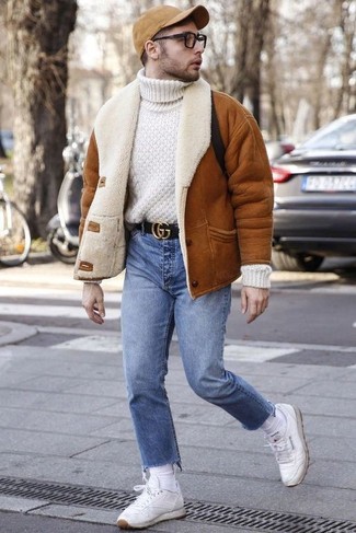 Как носить джинсы с короткой дубленкой мужчине: Короткая дубленка и джинсы — неотъемлемые вещи в арсенале модного современного парня. Этот образ гармонично дополнят белые кожаные низкие кеды.