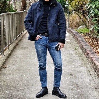 Какие короткие дубленки носить с синими джинсами в 30 лет мужчине в стиле смарт-кэжуал: В короткой дубленке и синих джинсах можно пойти на встречу в непринужденной обстановке или провести выходной, когда в программе поход в кино или кафе. Теперь почему бы не добавить в повседневный ансамбль немного стильной строгости с помощью черных кожаных ботинок челси?