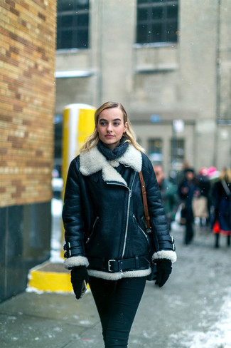 С чем носить темно-серую водолазку в 20 лет женщине в прохладную погоду: Комбо из темно-серой водолазки и черных джинсов скинни — замечательная идея для создания образа в стиле smart casual.