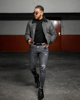 С чем носить черные кожаные ботинки в 30 лет мужчине зима в стиле кэжуал: Если в одежде ты делаешь ставку на комфорт и функциональность, темно-серая короткая дубленка и темно-серые рваные зауженные джинсы — превосходный вариант для расслабленного мужского образа на каждый день. Любители экспериментов могут дополнить образ черными кожаными ботинками, тем самым добавив в него чуточку классики. Подобное сочетание будет настоящим спасением в осенне-зимний сезон, когда за окном лютый холод.