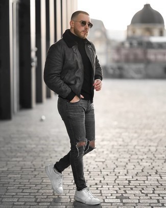 Какие джинсы носить с черной водолазкой в 30 лет мужчине в прохладную погоду в спортивном стиле: Если ты делаешь ставку на комфорт и практичность, черная водолазка и джинсы — великолепный выбор для расслабленного мужского образа на каждый день. Белые кожаные низкие кеды великолепно впишутся в лук.
