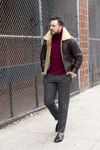 Какие классические брюки носить с коричневыми лоферами мужчине в прохладную погоду: Комбо из темно-коричневой короткой дубленки и классических брюк — великолепный пример элегантного стиля. В сочетании с этим образом наиболее выигрышно смотрятся коричневые лоферы.