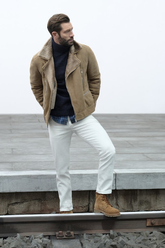Как носить короткую дубленку с рабочими ботинками мужчине в холод: Лук из короткой дубленки и белых джинсов позволит выглядеть аккуратно, а также выразить твой личный стиль. Этот образ чудесно дополнят рабочие ботинки.