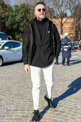 С чем носить пиджак за 50 лет мужчине в холод: Пиджак и белые брюки чинос — неотъемлемые вещи в арсенале джентльменов с чувством стиля. Любители экспериментировать могут завершить ансамбль черными кожаными монками с двумя ремешками, тем самым добавив в него немного классики.