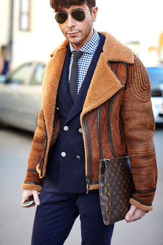 Какие пиджаки носить с темно-синими классическими брюками в 30 лет мужчине зима в деловом стиле: Сочетание пиджака и темно-синих классических брюк уместно для воплощения делового образа. Подобный лук позволит тебе всегда ощущать комфорт и удобство зимой.