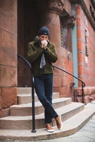 С чем носить темно-коричневые кожаные кеды мужчине зима: Оливковая короткая дубленка в сочетании с темно-синими джинсами — классная идея для воплощения мужского образа в элегантно-деловом стиле. Подбирая обувь, можно немного пофантазировать и завершить ансамбль темно-коричневыми кожаными кедами. В зимнее время года нам хочется одеваться не только тепло и удобно, но еще и по моде. Такой лук определенно тебе в этом поможет.