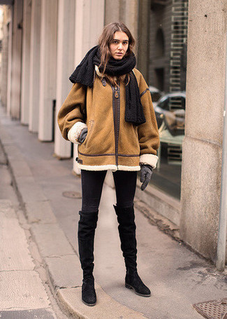 С чем носить коричневую куртку женщине: Лук из коричневой куртки и черных джинсов скинни поможет создать незаезженный лук в расслабленном стиле. Весьма подходяще здесь смотрятся черные замшевые сапоги.