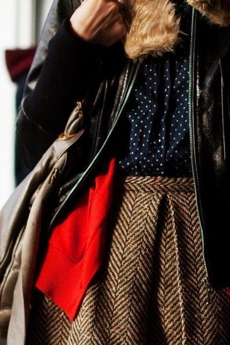 С чем носить темно-коричневую короткую дубленку женщине: Темно-коричневая короткая дубленка и коричневая шерстяная короткая юбка-солнце с узором "в ёлочку" — хорошая идея для несложного, но стильного ансамбля.