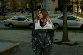 С чем носить темно-бирюзовую куртку женщине в деловом стиле: Согласись, образ из темно-бирюзовой куртки и черных джинсов смотрится очень красиво?
