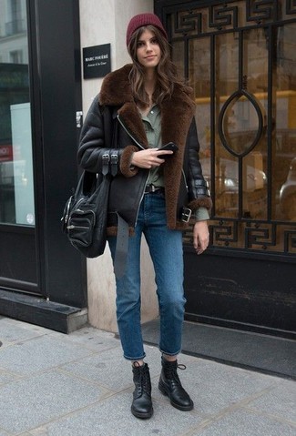 Как носить джинсы с классической рубашкой женщине зима: Стильное сочетание классической рубашки и джинсов поможет выразить твой индивидуальный стиль и выгодно выделиться из серой массы. Ты сможешь легко адаптировать такой ансамбль к повседневным делам, надев черными кожаными ботинками на шнуровке . Если ты не хочешь жертвовать стилем даже зимой, такой образ безусловно понравится тебе.