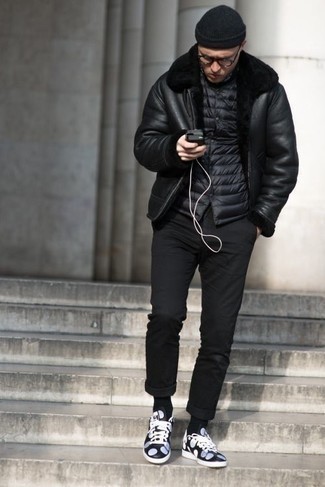 С чем носить черную шапку в 30 лет мужчине зима: Если ты делаешь ставку на удобство и функциональность, черная короткая дубленка и черная шапка — превосходный выбор для стильного повседневного мужского образа. Любишь эксперименты? Заверши образ темно-сине-белыми кожаными низкими кедами. Если ты в поисках модного ансамбля на зиму, этот образ гарантирует тебе комфорт и уют.