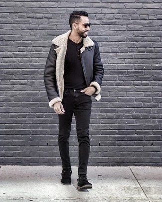 Как носить черные джинсы с черными замшевыми ботинками челси в 30 лет мужчине зима в стиле смарт-кэжуал: Дуэт черной короткой дубленки и черных джинсов выглядит привлекательно и современно. Такой лук обретет свежее прочтение в сочетании с черными замшевыми ботинками челси. Выйти на улицу, когда за окном сильный мороз, в таком сочетании будет гораздо легче.